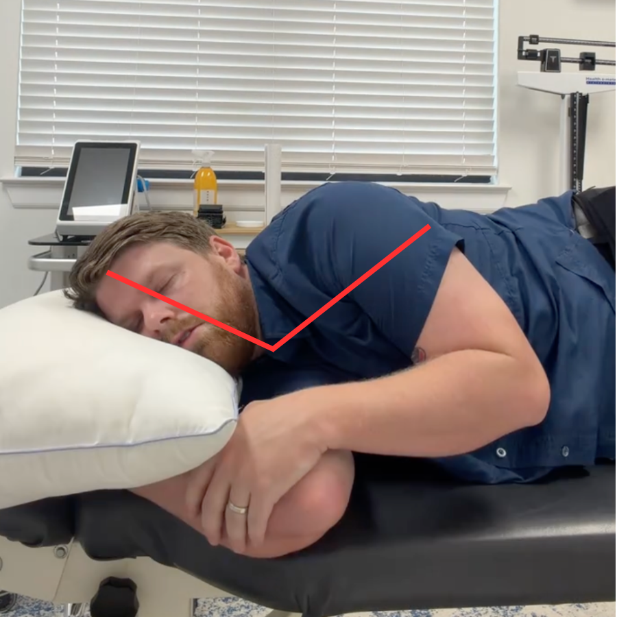 Frau schläft auf einem ergonomischen Nackenkissen
